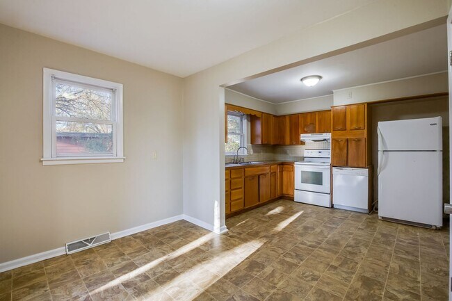 Building Photo - 2 Bed, 1 Bath Ready for Rent!