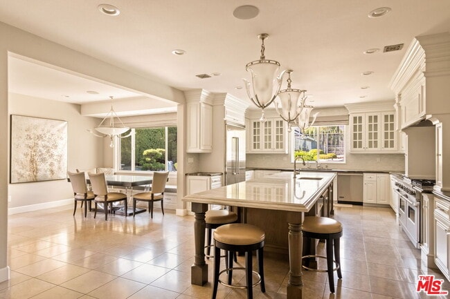 Building Photo - 1047 E Pomello Dr