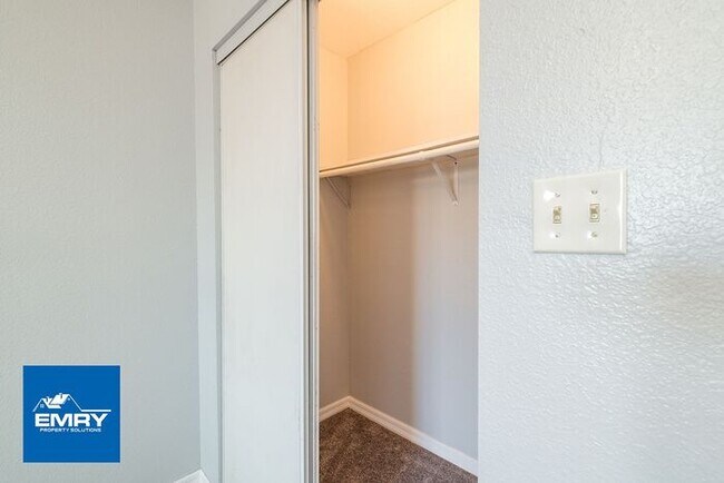 Building Photo - Gated/Secure 3 bed, w/ 2 Parking Spaces, Washer/Dryer Hookups