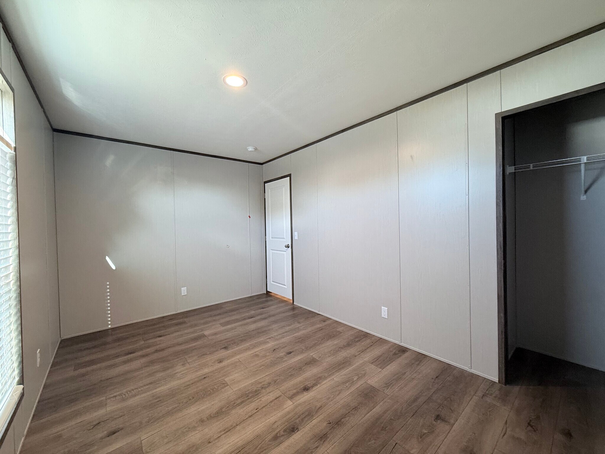 Building Photo - 127 Paramount Dr