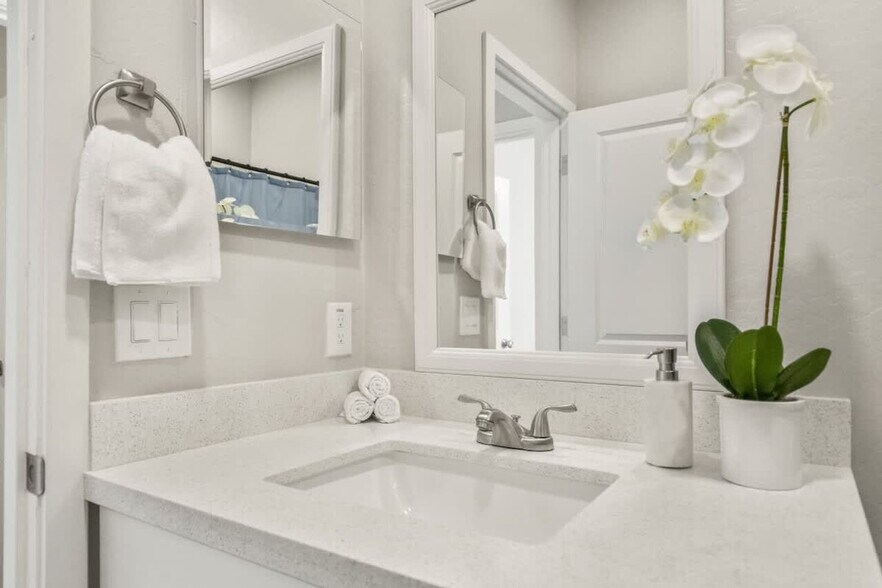 Building Photo - 6606 W Paradise Ln