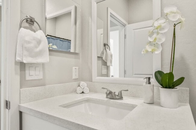 Building Photo - 6606 W Paradise Ln