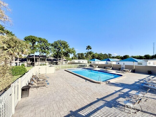 Building Photo - 2131 Ridge Rd S