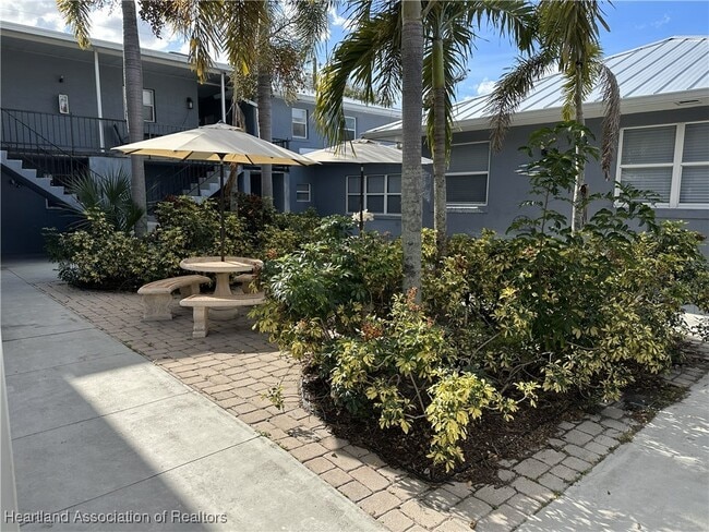 Building Photo - 519 S Pine St