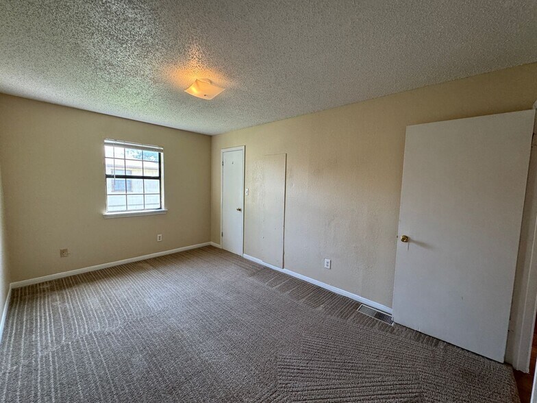 Building Photo - 4808 Rainbow Cir