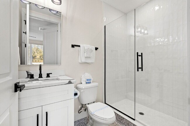 Building Photo - Luxurious 3 Bedroom Condo with Spacious La...