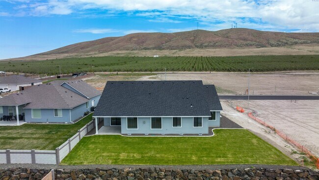 Building Photo - Generational suite w/separate entrance!