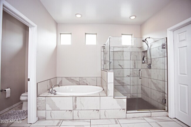 Building Photo - 947 E Ladbroke Way