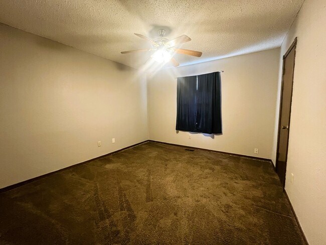 Building Photo - Norman. 3 bed, 2bath, 2 car garage with storm shelter