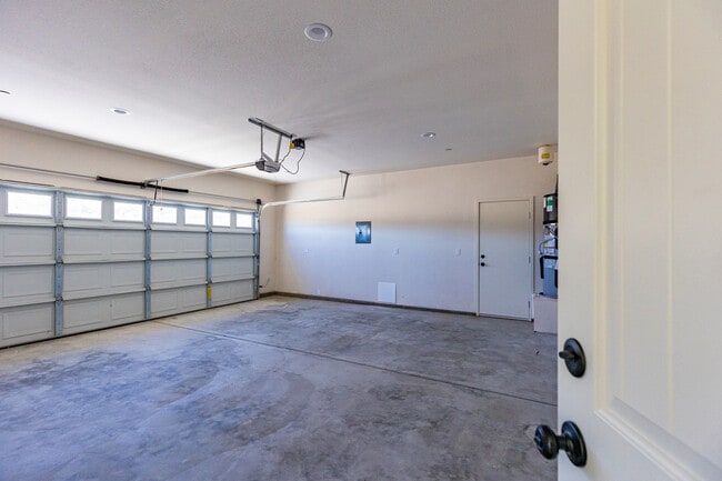 Building Photo - 10201 Crest Rd