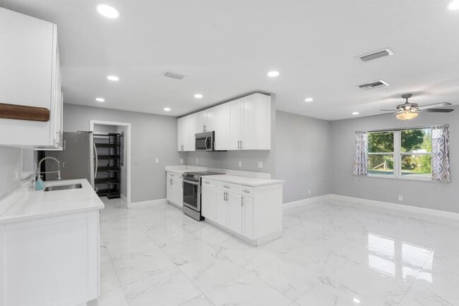 Building Photo - 3910 N 147 Ave