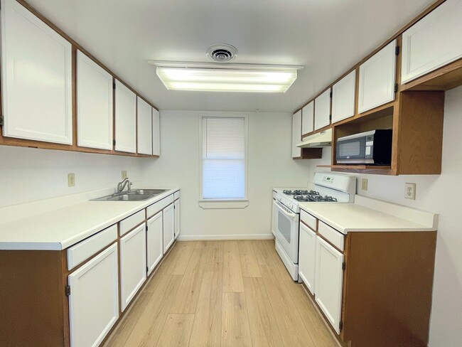 Building Photo - 2 bedroom home in South Hutchinson