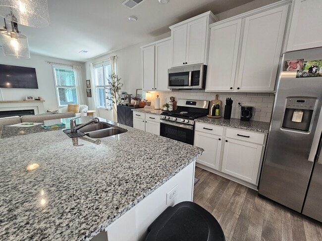 Building Photo - 698 Oak Br Pl