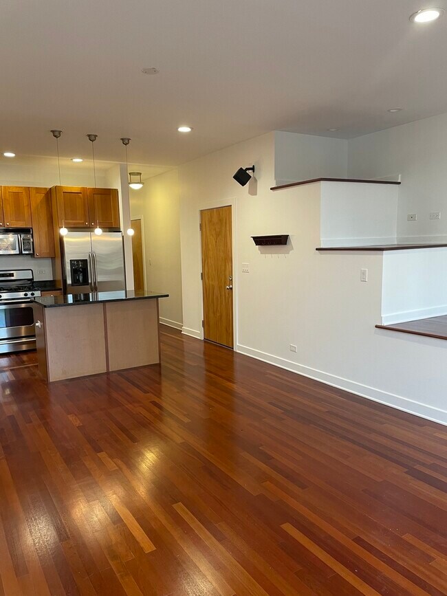 Building Photo - 1024 N Honore St