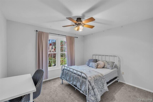 Building Photo - 45077 Roundview Dr