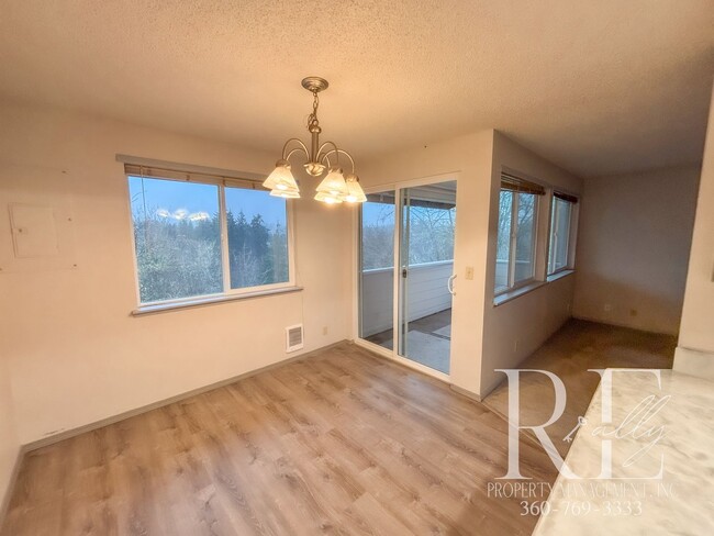 Building Photo - Top-Floor 1-Bedroom Condo with Stunning Mo...