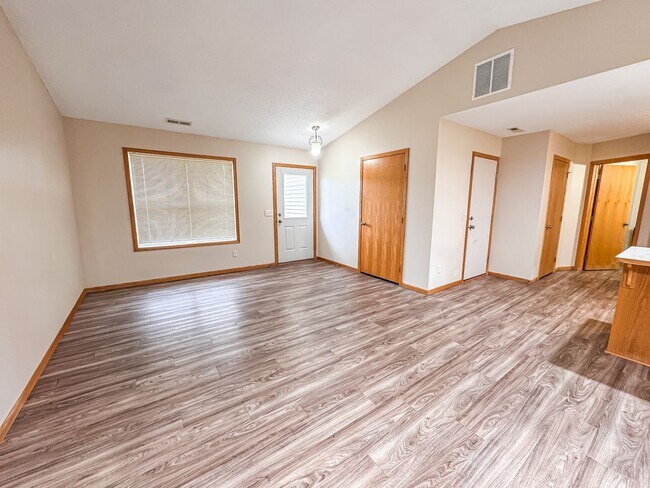 Building Photo - 2 Bedroom, 1 Bath Town Home