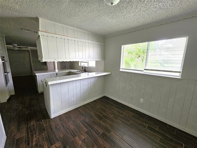 Building Photo - 2421 16th Ave N