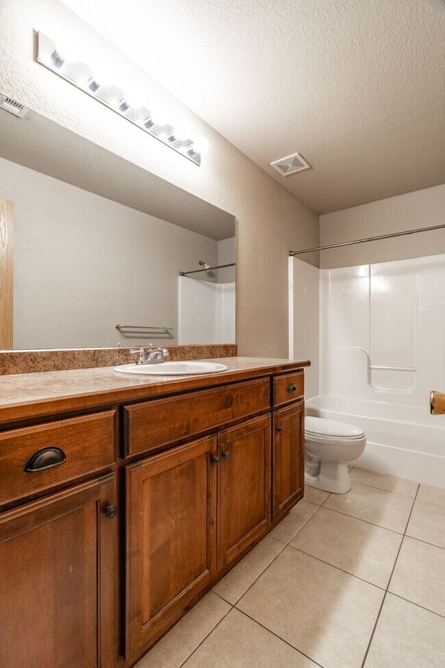 Building Photo - 4 Bedroom 2.5 Bath Townhome near UofA!  Fenced yard coming soon!!