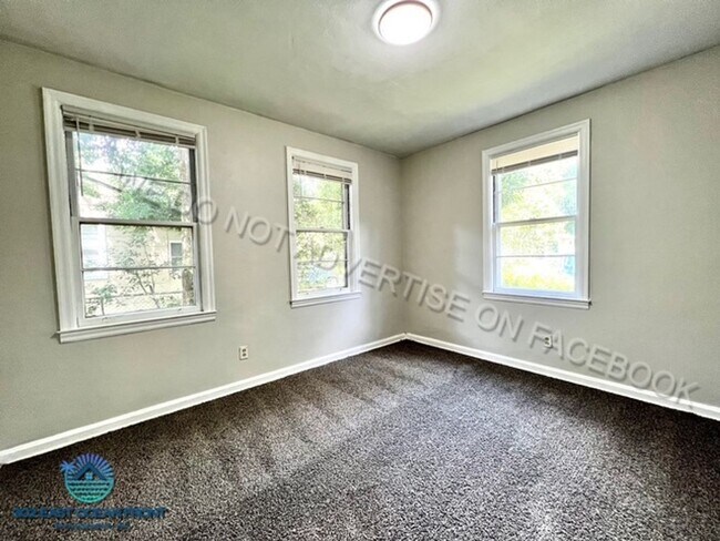 Building Photo - Huge 4 bedroom / 2 bathroom updated home n...