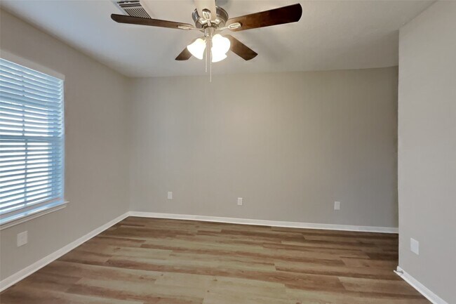 Building Photo - 2114 Blossom Creek Dr