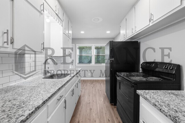 Building Photo - 2042 S Pinecrest St