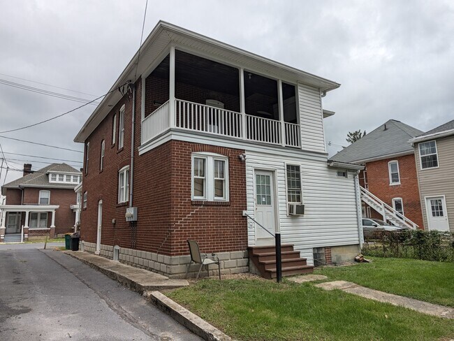 Building Photo - 68 Garber St