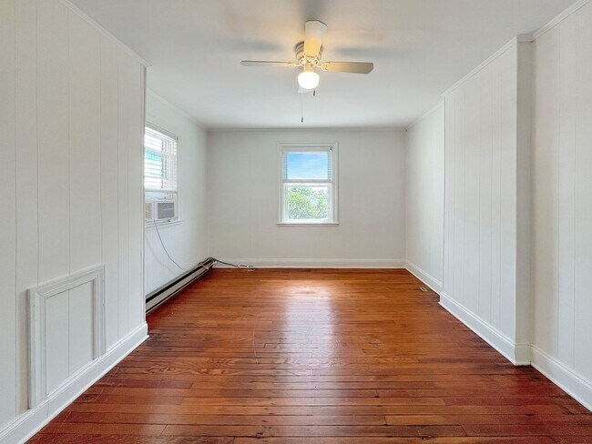Building Photo - Classic Richmond Row House Steps from Byrd...