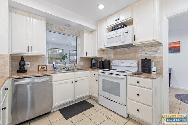 Building Photo - 421 Mesquite Dr