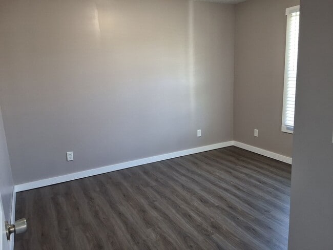 Building Photo - Charming 2- bedroom, 1.5 Bathroom Duplex