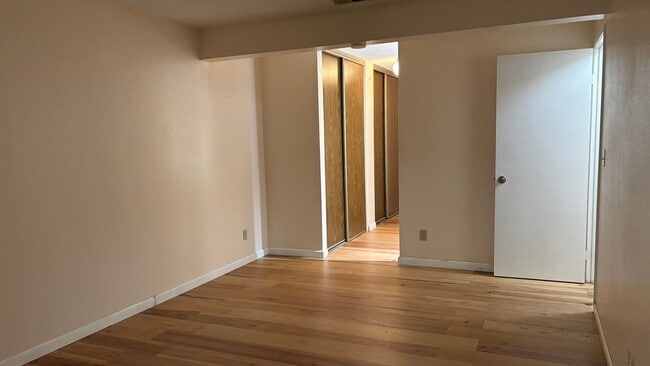 Building Photo - Spacious 3 bed/2 bath condo in Desirable Valley Crest