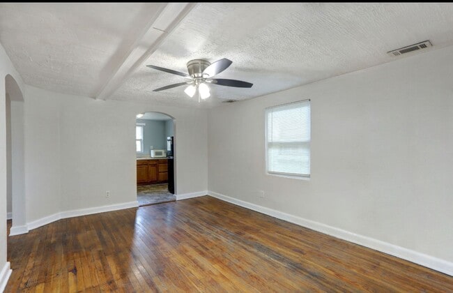 Building Photo - Carriage House apartment, near downtown, w...