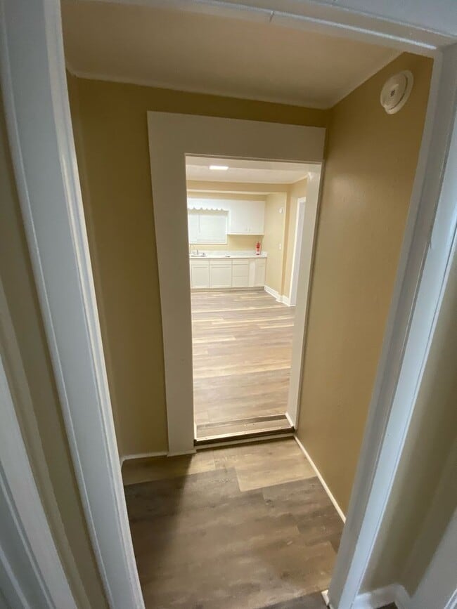 Building Photo - 4 Bed 1 Bath House