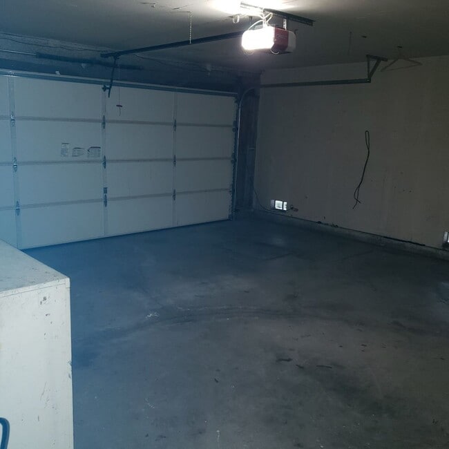 Building Photo - (((AVAILABLE))) REDLANDS 3bed 2 bath Must ...