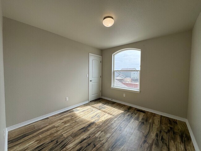 Building Photo - Newer 4 bedroom in The Vistas at Meridian Ranch