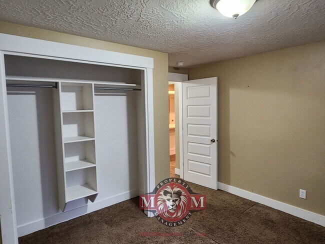 Building Photo - Remodeled 5 Bd Home in Midvale