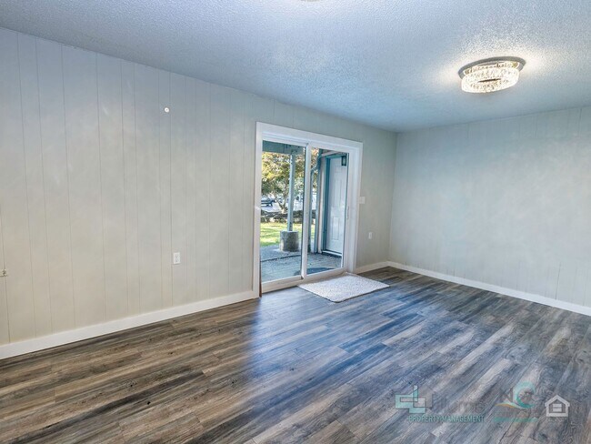 Building Photo - Spacious Single Family Home in Seaside!!!