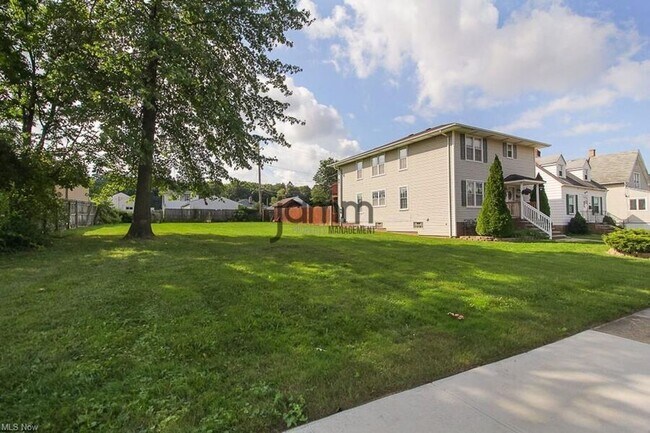 Building Photo - 3027 Brookdale Ave