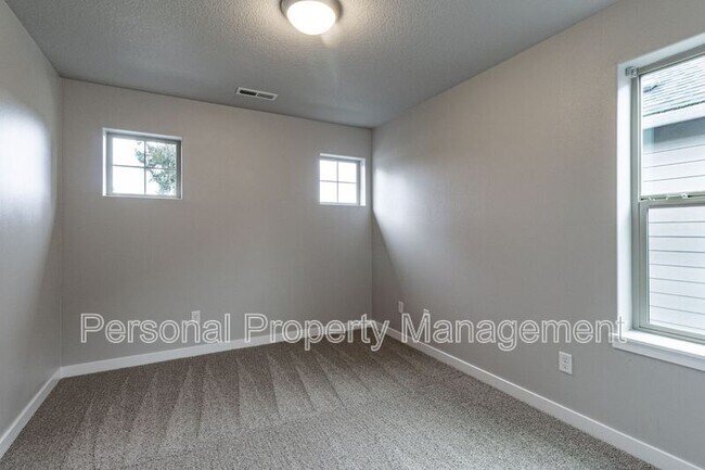 Building Photo - 5912 NE 47th St