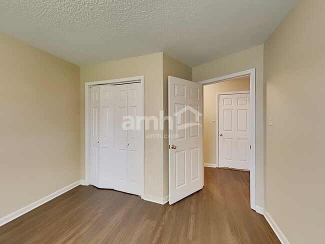 Building Photo - 6771 Oakmoor Cir S