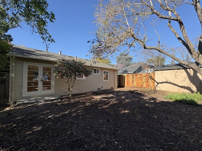 Building Photo - Charming Palo Alto Home with Renovated Kitchen & Spacious Backyard