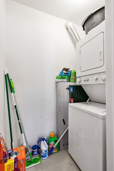 Building Photo - 1823 W Leland Ave