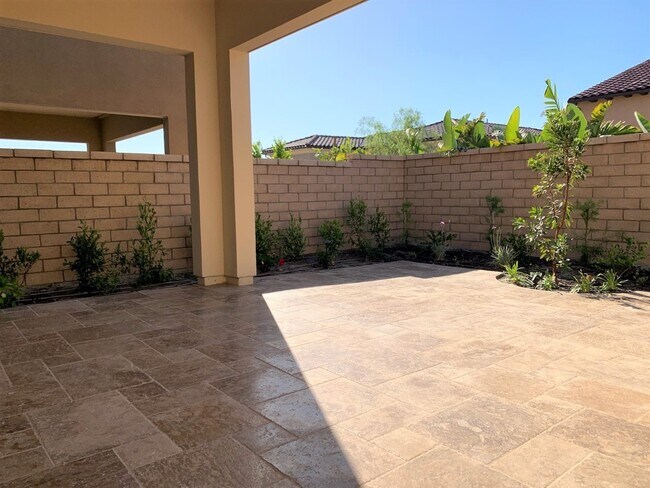 Building Photo - Amazing 5 bedroom home located in desirable Lake Forest community!