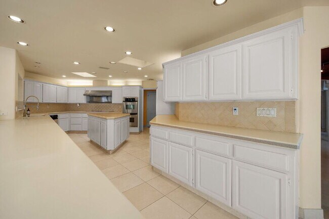 Building Photo - 18714 Bernardo Trails Dr