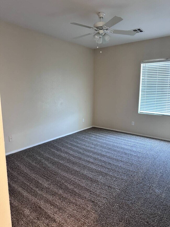 Building Photo - 2820 Dowitcher Ave