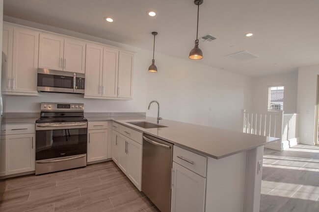 Building Photo - Brand New luxurious Model Home in Warner Meadows!