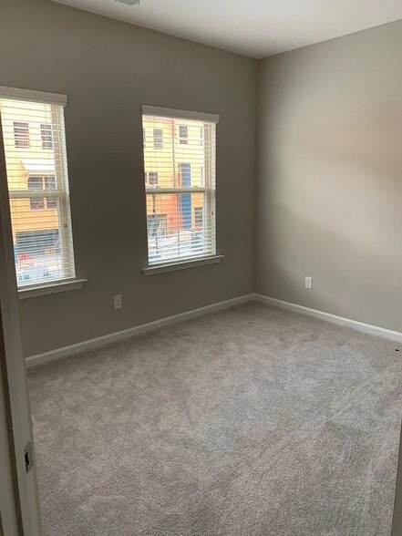 Building Photo - 256 Commons Ave