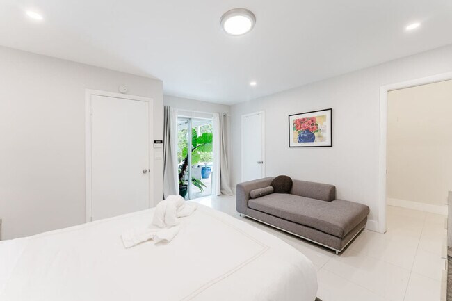 Building Photo - 4017 Monroe St