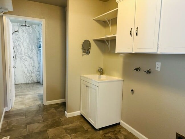 Building Photo - $2,300 First & Bullard 3 Bedroom, Pool, Ho...
