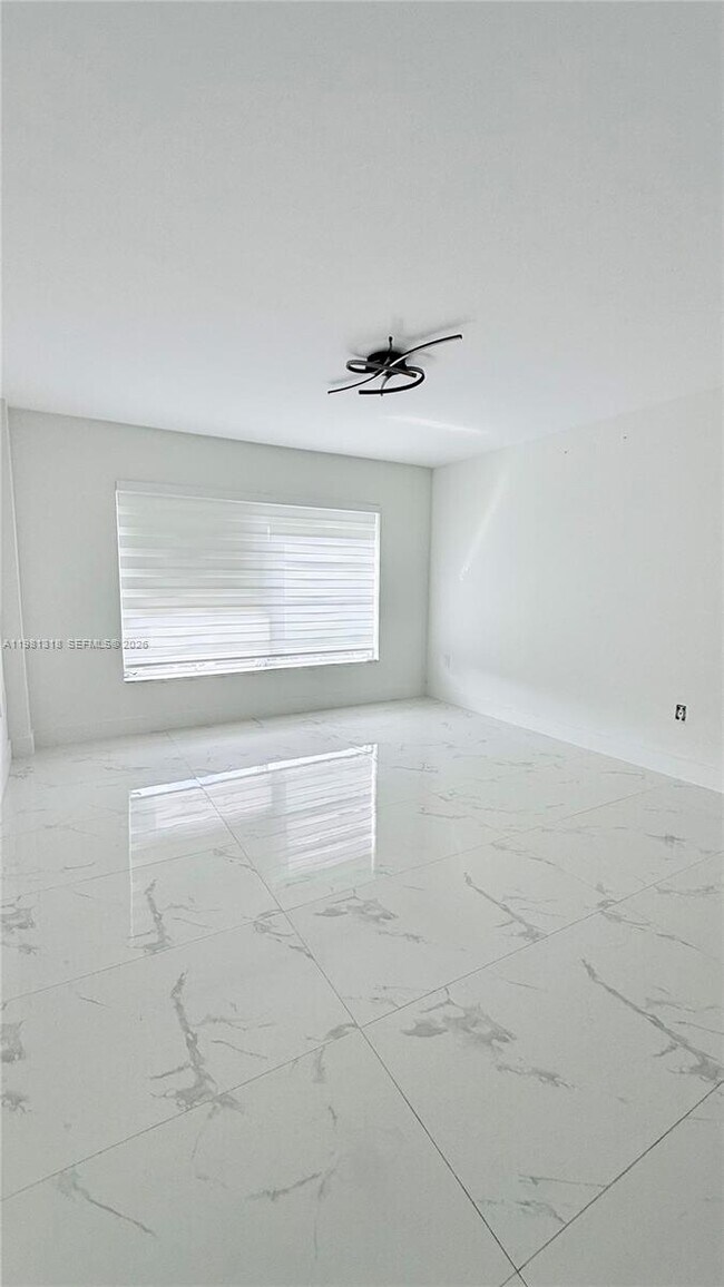 Building Photo - 4174 Inverrary Dr